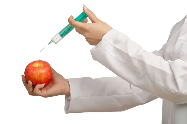Eksperyment z jabłkiem i strzykawek na biały — Zdjęcie stockowe