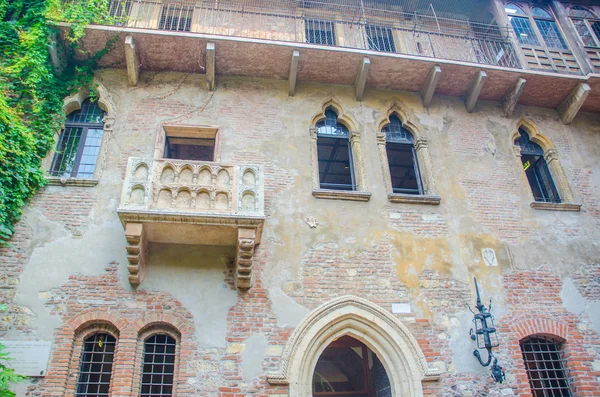 Verona 'daki ünlü Juliet balkonunda — Stok fotoğraf