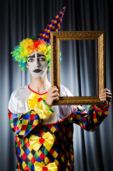 Клоун с рамками в студии — стоковое фото