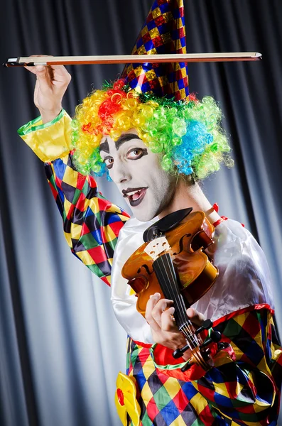 Clown spelar på fiol — Stockfoto
