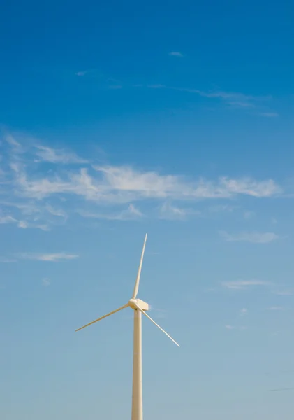 Větrný mlýn na světlé letní den — Stock fotografie