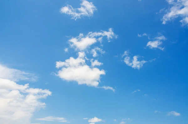 夏の日に明るい青空 — ストック写真