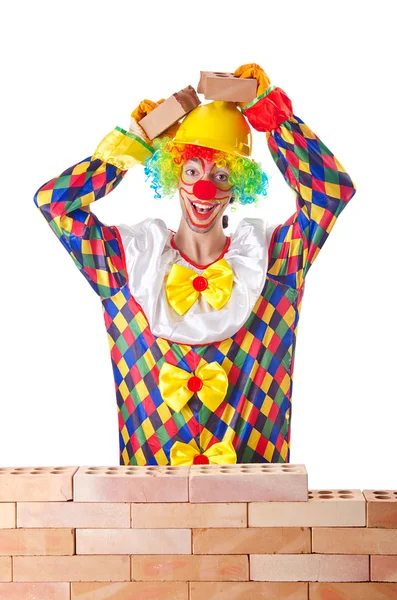 Плохая конструкция с кирпичами для укладки клоунов — стоковое фото