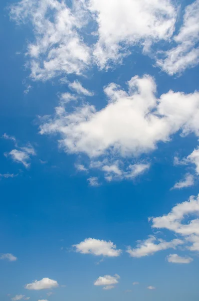 Jasně modré obloze v letní den — Stock fotografie