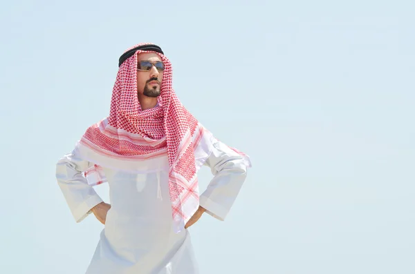 伝統的な服で海辺にアラブ — ストック写真