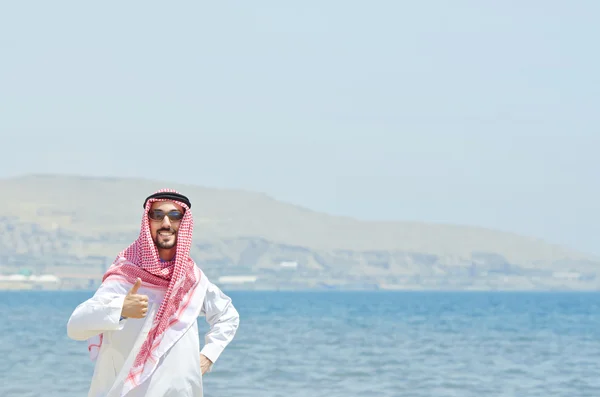 阿拉伯传统服装在海边 — 图库照片