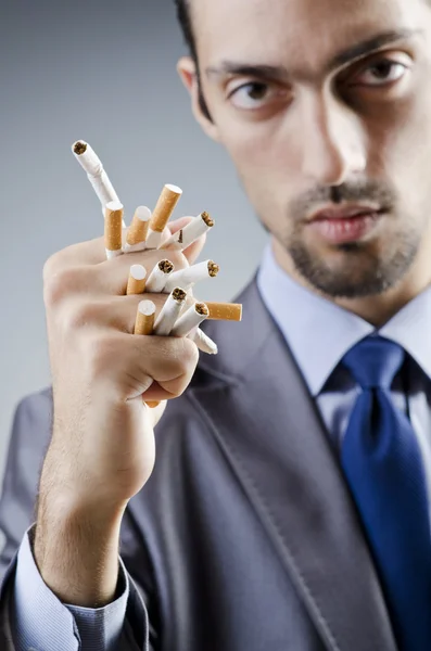 Conceito anti-tabagismo com o homem — Fotografia de Stock