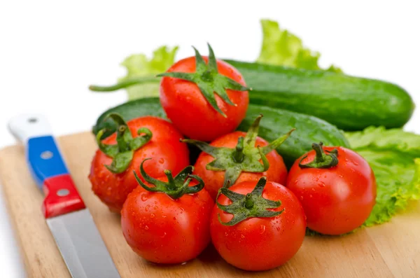 Pomidory i ogórki na biały — Zdjęcie stockowe