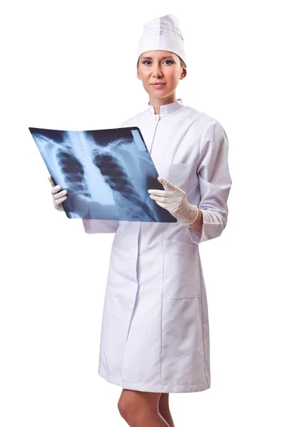 Жінка-лікар вивчає рентгенівський знімок на білому — стокове фото