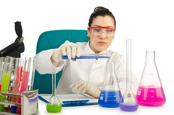 Kvinnliga kemist i studio på vit — Stockfoto