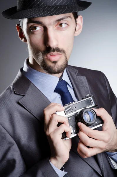 Fotós ember vintage kamerával — Stock Fotó