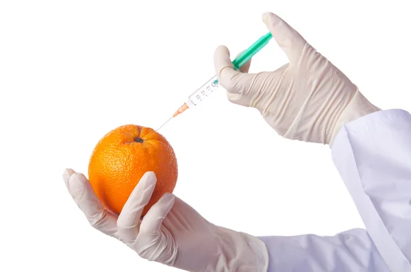 Sperimentazione scientifica con arancio e siringa — Foto Stock