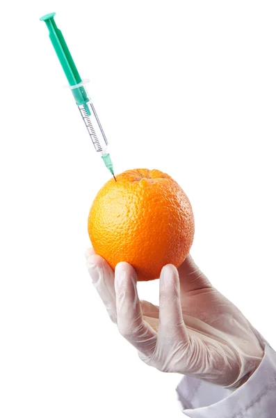 Science experiment with orange and syringe — Stock Photo, Image