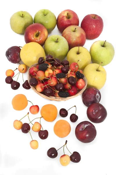 Cereza y manzana frescas y maduras — Foto de Stock