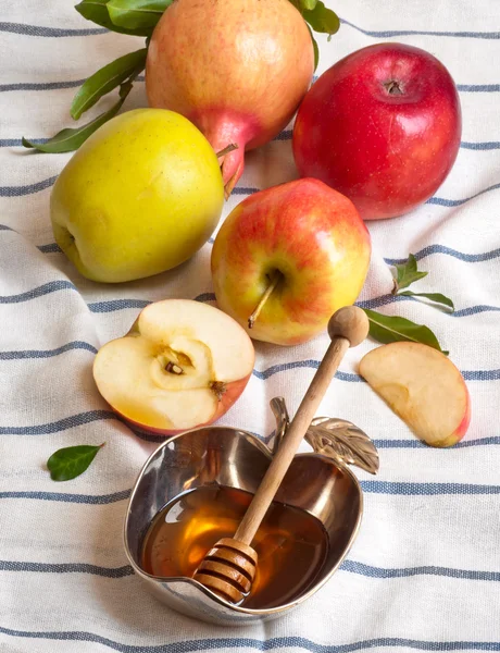 Мед с яблоком для Рош Ха-Шана — стоковое фото