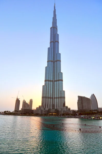 Dubai, uae. -3. Juni: burj dubai - mit 828 m das höchste Gebäude der Welt. am 3. Juni 2012 in dubai, uae. Tagesblick von der Innenstadt Dubais — Stockfoto