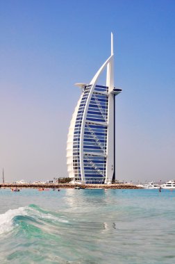 Dubai, Birleşik Arap Emirlikleri - 11 Haziran: burj al arab otel 8 Haziran 2012 Dubai. Burj al arab jumeirah Plajı önünde yapay ada üzerine kurulmuş bir lüks 5 yıldızlı otel olduğunu..