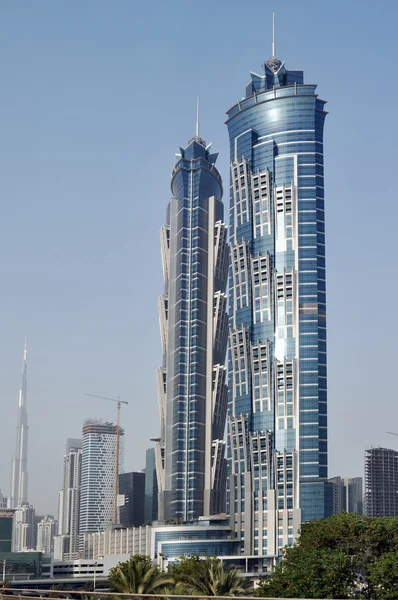 在现代化的摩天大楼在迪拜码头查看 — 图库照片