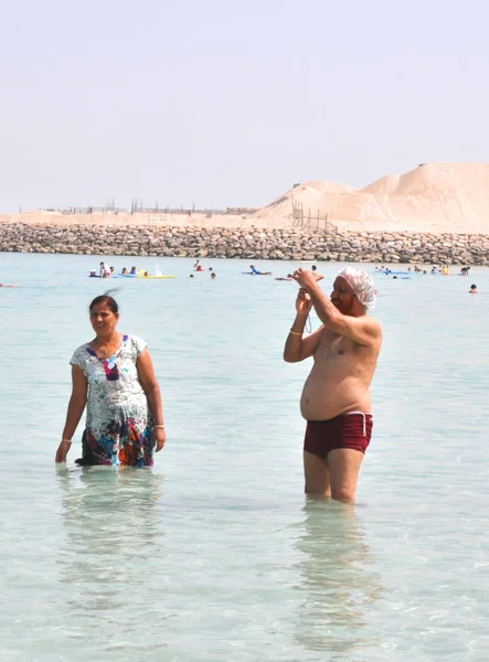 Indická rodina těší na pláži — Stock fotografie