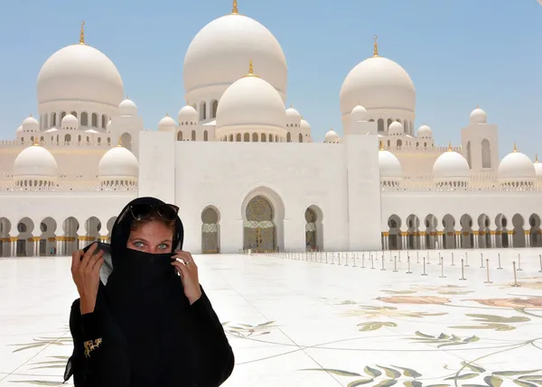 Emiraten abu dhabi dubai Arabische vrouwen aan sheikh zayed moskee — Stockfoto