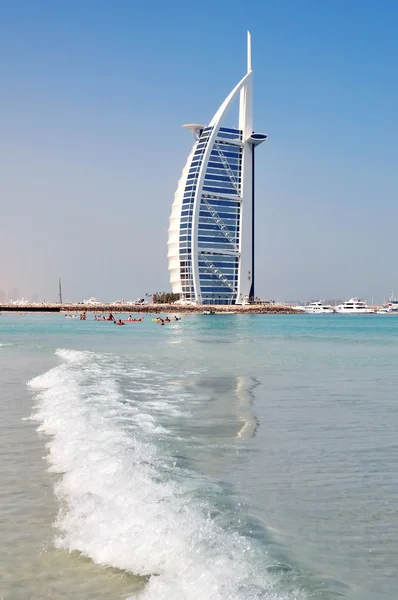 दुबई, संयुक्त अरब अमीरात 8 जून 2012 को दुबई में बुर्ज अल अरब होटल। बुर्ज अल अरब जुमेराह समुद्र तट के सामने एक कृत्रिम द्वीप पर बनाया गया एक लक्जरी 5 सितारा होटल है . — स्टॉक फ़ोटो, इमेज