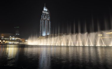 Dubai, Birleşik Arap Emirlikleri - Haziran 7: Dubai, BAE 7 Haziran 2011 tarihinde dans eden şehir merkezinde ve dostum yapılmış çeşmeler Gölü.