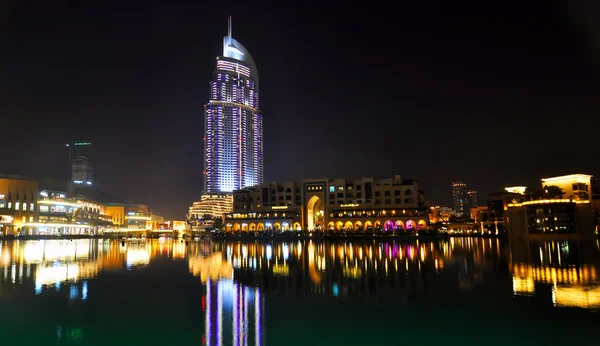Dubai, Förenade Arabemiraten - 7 juni: dansande fontäner downtown och man sjön i dubai, uae den 7 juni, 2011. — Stockfoto