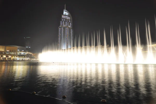 DUBAI, Emiratos Árabes Unidos - 7 de junio: Las fuentes danzantes en el centro y el lago artificial en Dubai, Emiratos Árabes Unidos, 7 de junio de 2011 . — Foto de Stock