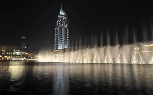 DUBAI, UAE - JUNE 7: The Dancing fountains downtown and man made lake in Dubai, UAE on June 7, 2011. — Stock Photo, Image