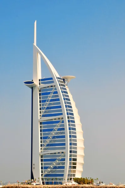 Dubai, uae - 7. juni: burj al arab - mit 321m das zweithöchste hotel der welt, luxuriöses hotel steht auf einer künstlichen insel, 21.nov.2012 jumeirah beach, dubai, vereinigte arabische emiratestes — Stockfoto