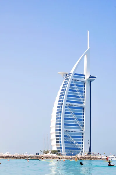 DUBAI, Émirats arabes unis - 7 JUIN : Burj Al Arab - à 321m du deuxième hôtel le plus haut du monde, hôtel de luxe se dresse sur une île artificielle, 21 nov. 2012 Jumeirah beach, Dubai, Émirats arabes unis — Photo