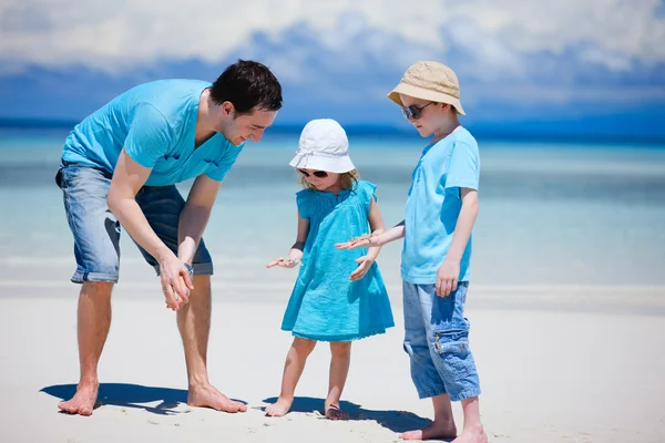父亲和孩子们在海滩上 — 图库照片