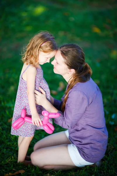 Mãe e filha ao ar livre — Fotografia de Stock