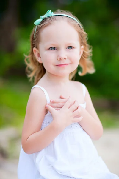 Aranyos kislány portréja — Stock Fotó