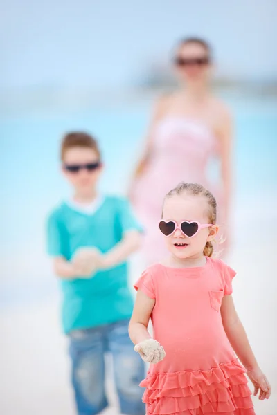 Familie op tropisch strand — Stockfoto