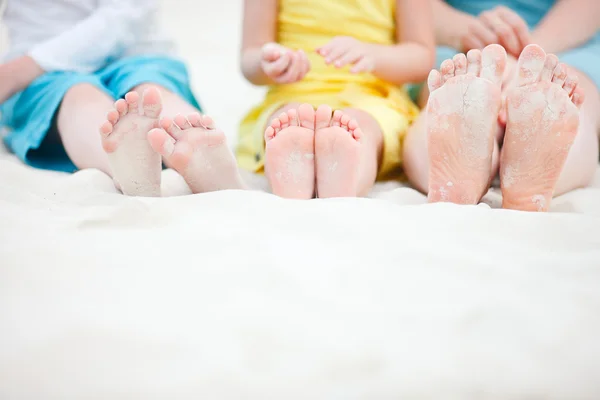 Семейные ноги на песке — стоковое фото