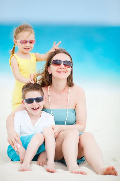 Мать и дети на пляже — стоковое фото