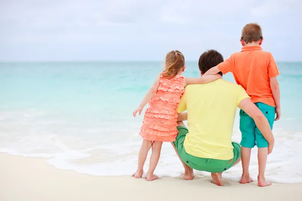 해변에서 아이 들과 함께 아버지 — 스톡 사진