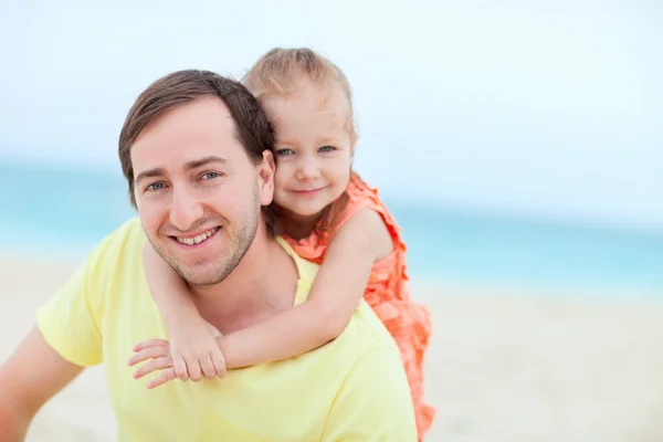 Отец и дочь на пляже — стоковое фото