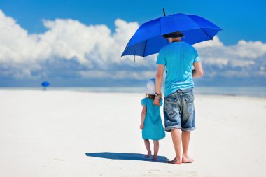 Baba ve kızı plajda yürüyüş