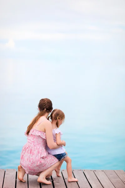 Mère et fille jouissant d'une vue sur la mer — Photo