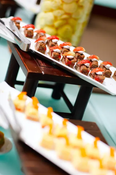 Desserts aan restaurant buffet tafel — Stockfoto