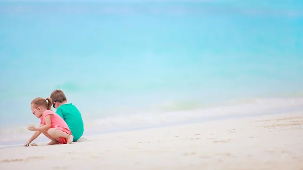 Dwoje dzieci na plaży — Zdjęcie stockowe