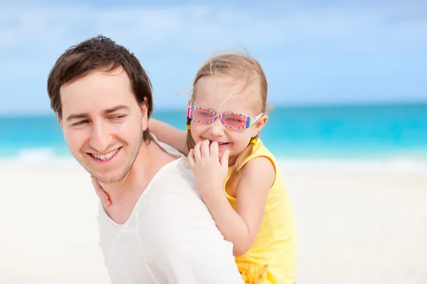 Padre e figlia in spiaggia — Foto Stock