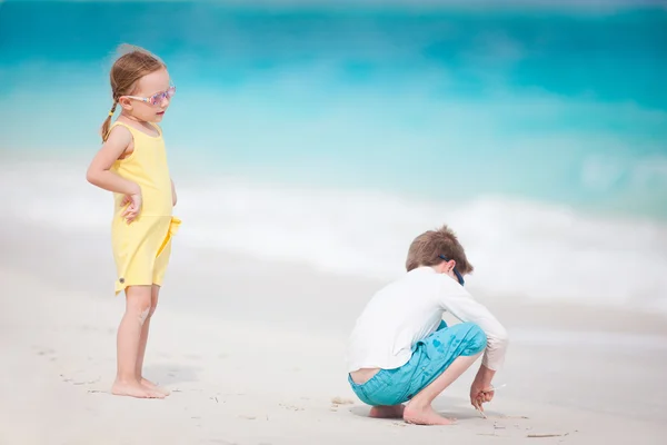 在海滩上的两个孩子 — 图库照片