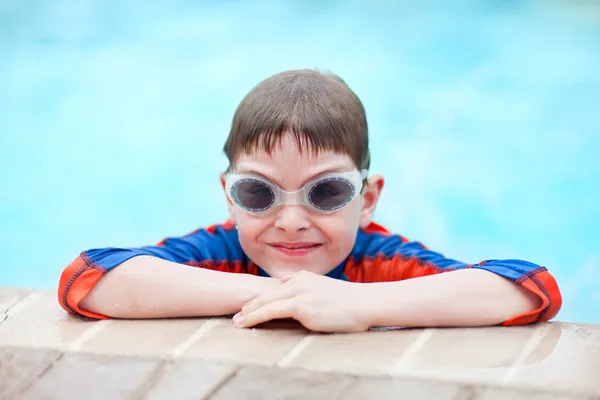 Pojke vid poolen — Stockfoto