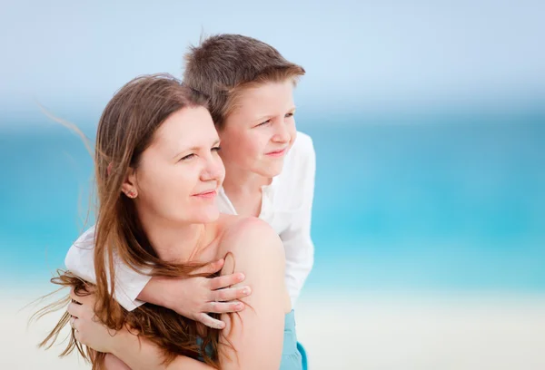 Мати і син на пляжі — стокове фото