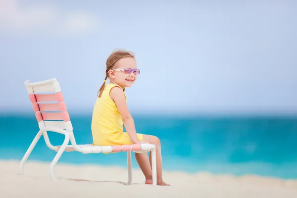 Aranyos kis lány a strandon — Stock Fotó