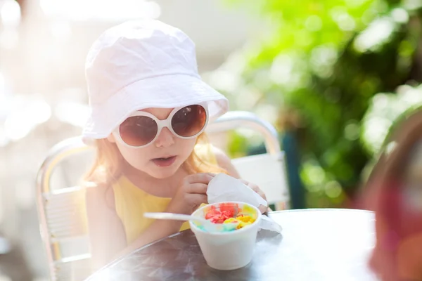 Aranyos lány eszik fagylaltot — Stock Fotó