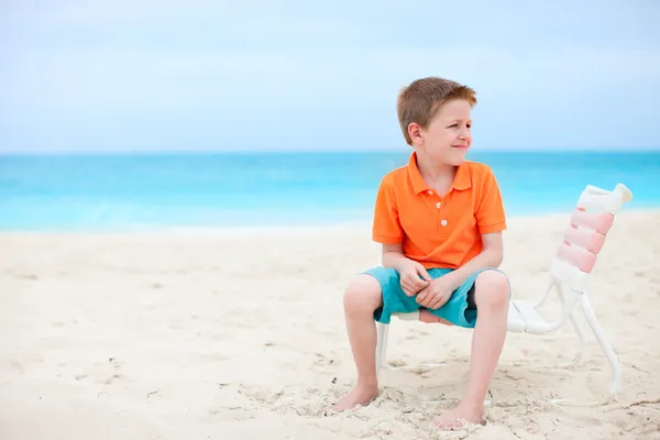 Mignon petit garçon à la plage — Photo